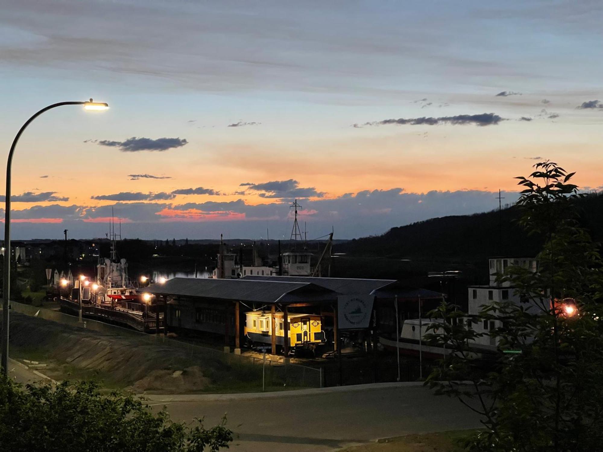 Top Floor Riverfront Condo With Stellar Sunsets! Fort Mcmurray Exterior foto